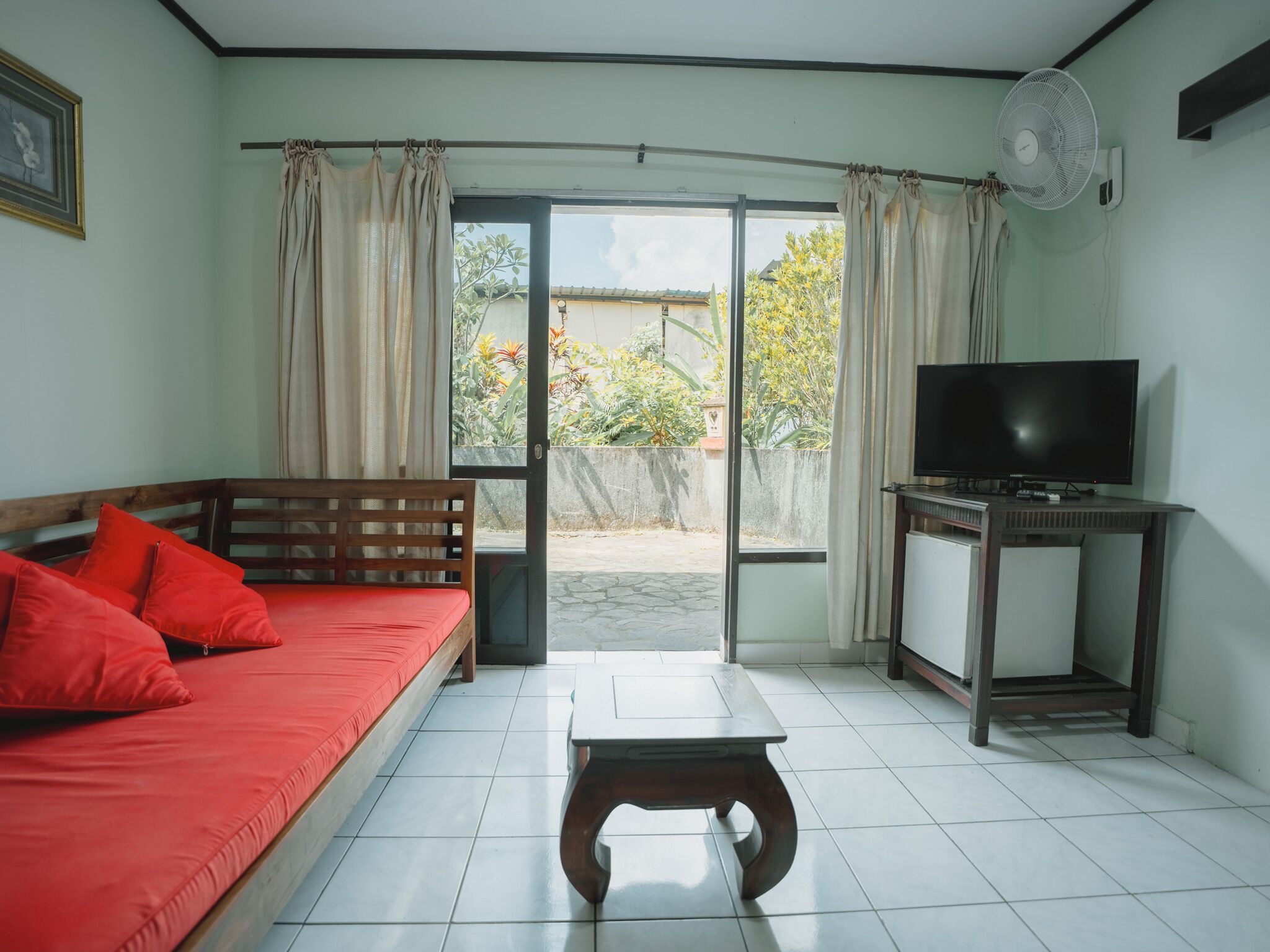 Habitación estándar | Zona de estar | Televisión LED de 32 pulgadas con canales por cable, una televisión