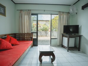Chambre Standard | Aire de séjour | Téléviseur à DEL de 32 po avec télévision par câble, téléviseur