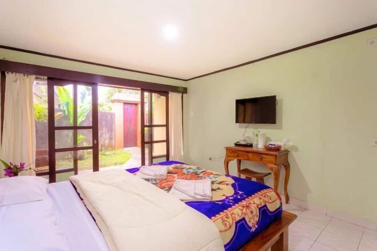 Desk, free WiFi, bed sheets