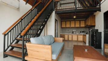 Deluxe Room | Living area | 32-inch LED TV with cable channels, TV