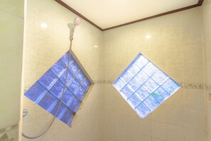 Superior kamer | Badkamer | Een douche, een hydromassagedouche, handdoeken