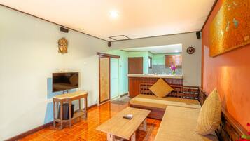 Deluxe Room | Desk, free WiFi, bed sheets