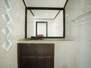 Standard Room | Bathroom | Shower, hydromassage showerhead, towels - Pacung Indah Hotel & Restaurant (Baturiti)