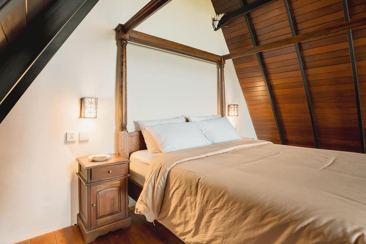 Deluxe Room | Desk, free WiFi, bed sheets