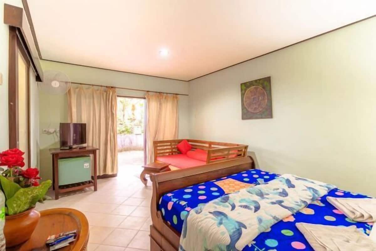 Desk, free WiFi, bed sheets