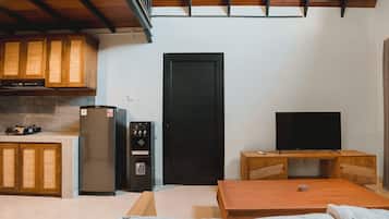 Habitación Deluxe | Zona de estar | Televisión LED de 32 pulgadas con canales por cable, una televisión