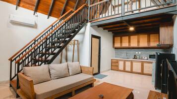 Habitación Deluxe | Zona de estar | Televisión LED de 32 pulgadas con canales por cable, una televisión