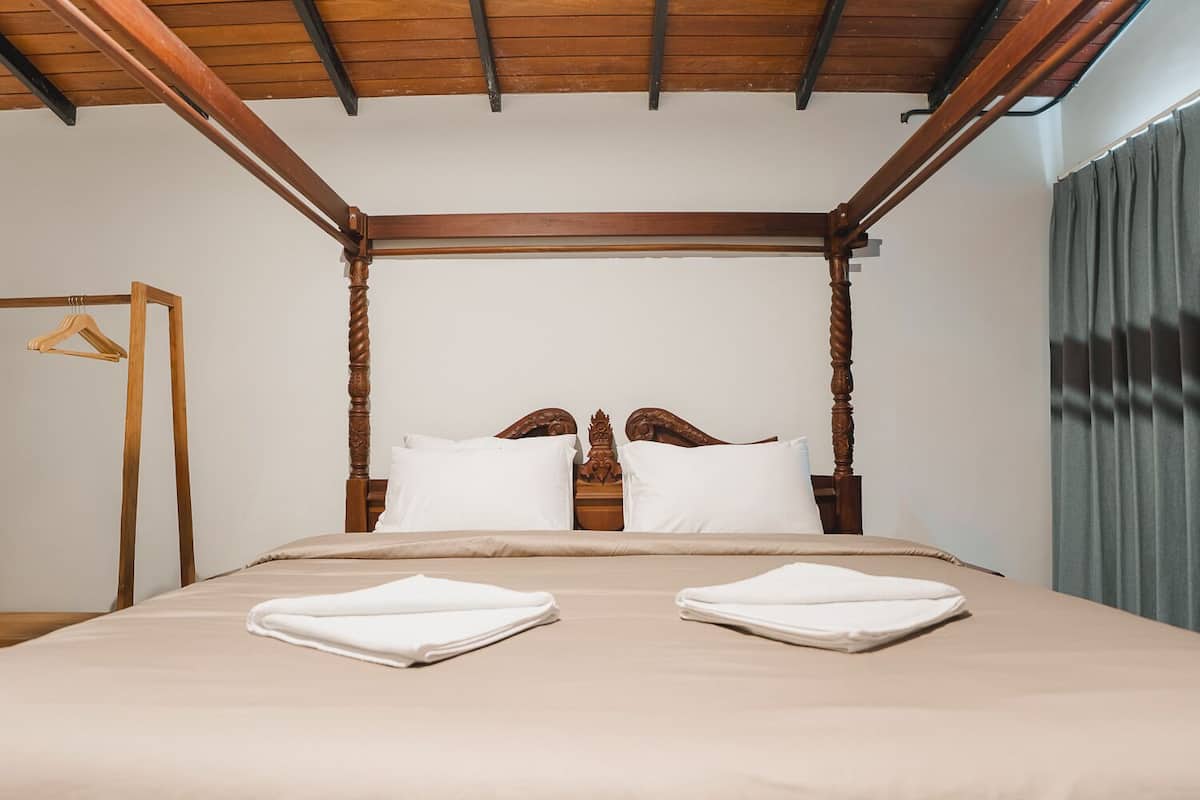Family Room | Desk, free WiFi, bed sheets