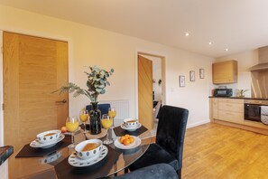 Dining - Sleeps 7: Corporate & Family Stays - FREE Parking! (Leeds)