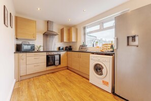 Fridge, microwave, oven, stovetop - Sleeps 7: Corporate & Family Stays - FREE Parking! (Leeds)