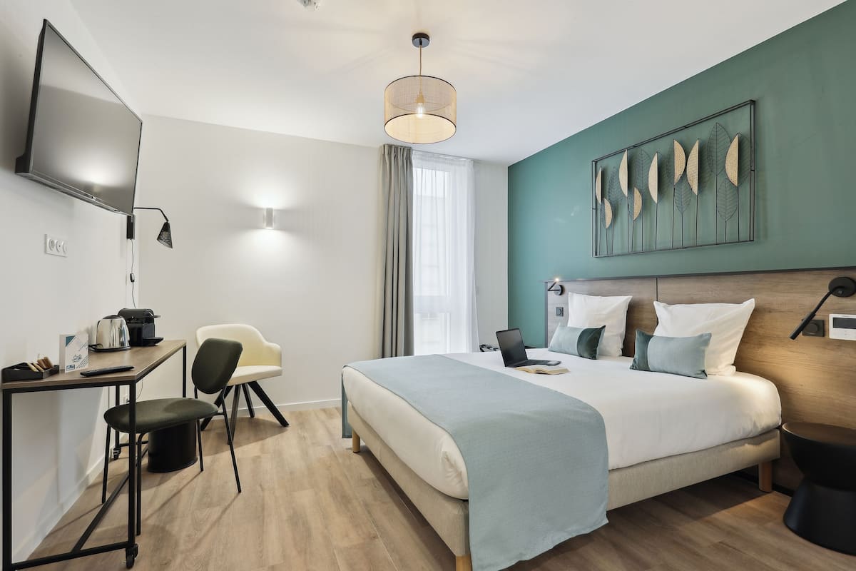 1 bedroom, premium bedding, Select Comfort beds, laptop workspace
