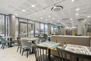 Petit déjeuner buffet servi tous les jours en supplément
