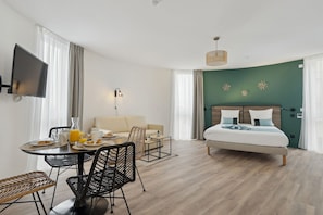 Suite ejecutiva, 1 cama doble con sofá cama | Ropa de cama de alta calidad y colchones Select Comfort