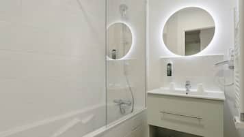 Superior Studio, 1 Double Bed | Bathroom | Eco-friendly toiletries, towels