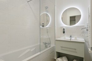 Superior studio, 1 tweepersoonsbed | Badkamer | Milieuvriendelijke toiletartikelen, handdoeken