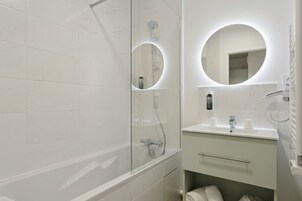 Estúdio superior, 1 cama de casal | Banheiro | Produtos de toalete biodegradáveis, toalhas de banho