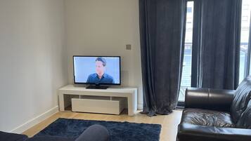 Apartment, 2 Queen Beds | Living room