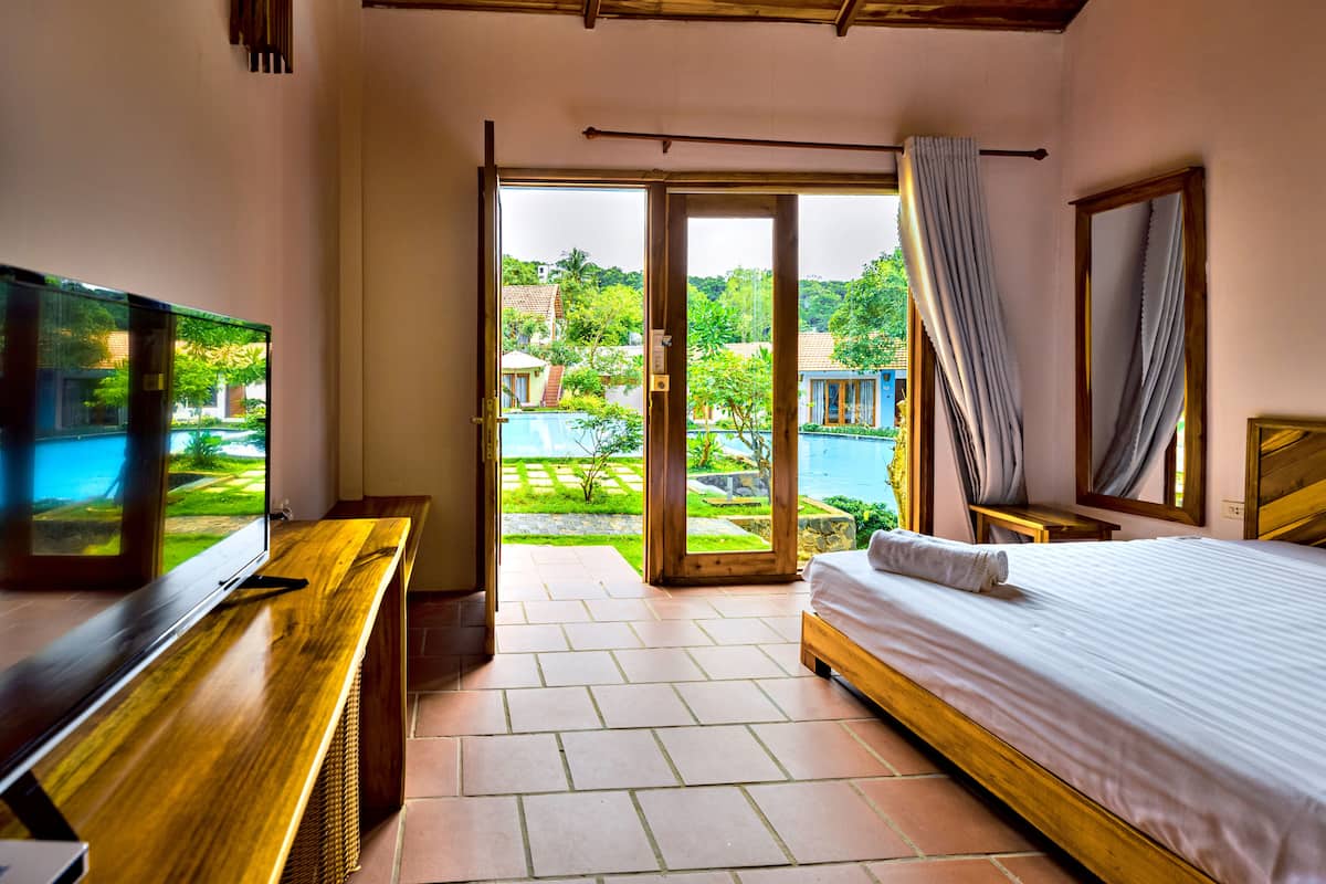Superior Bungalow, Pool View | 1 bilik tidur, item bar mini percuma, peti besi dalam bilik, meja