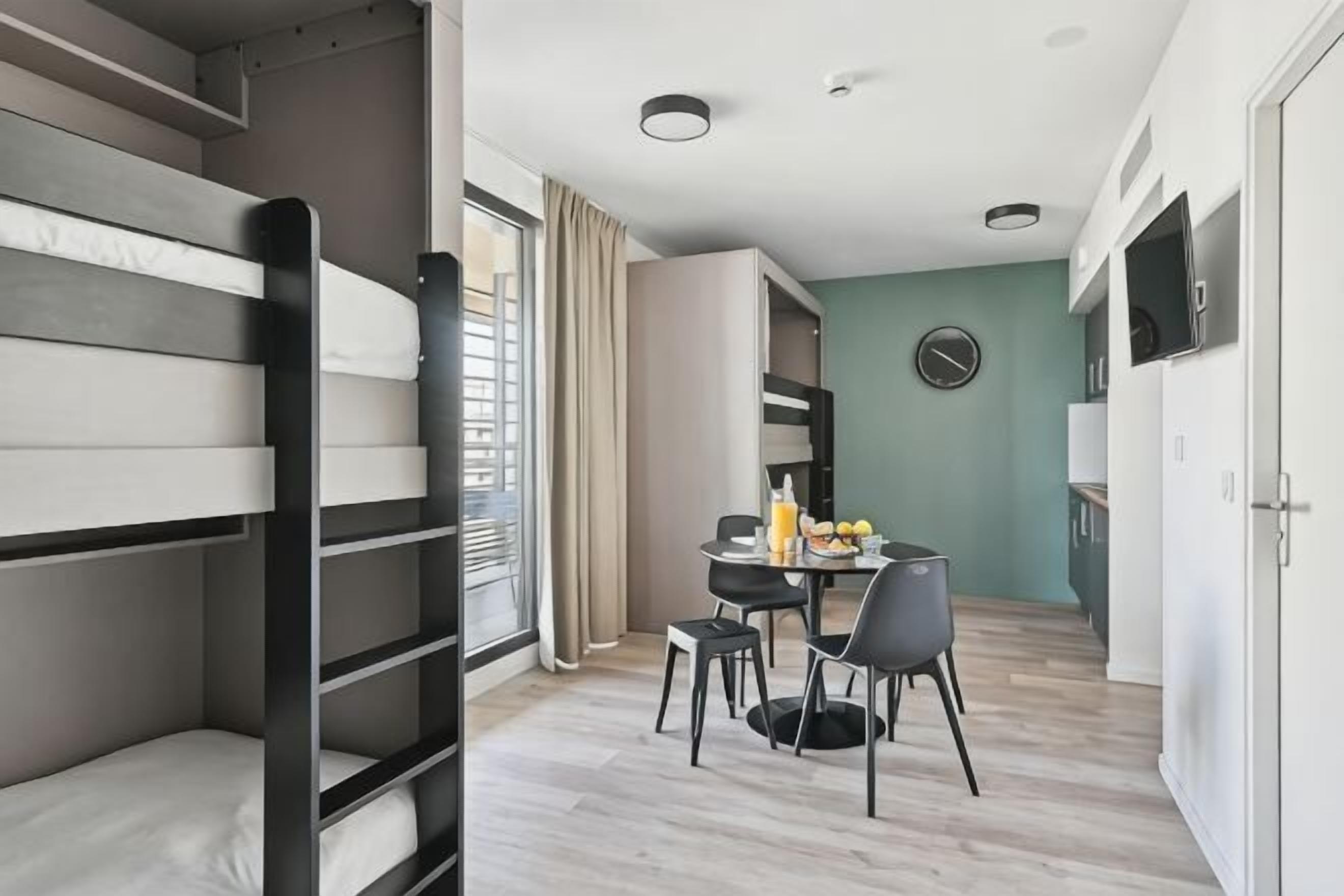 Hochwertige Bettwaren, laptopgeeigneter Arbeitsplatz