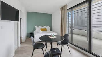 GRAND STUDIO CONFORT (LIT DOUBLE ET CANAPE LIT OU LIT CABINE SUPERPOSE) BALCON | Premium bedding, laptop workspace, blackout drapes, soundproofing