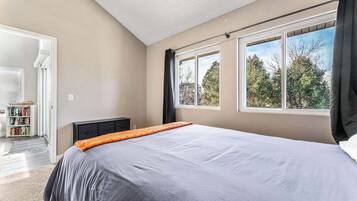 2 bedrooms, desk, free WiFi, bed sheets
