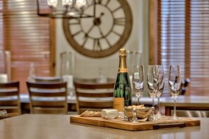 Dining - Welcome to Leopards Landing at Villagewalk (Sun Peaks)