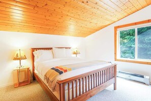 3 bedrooms, travel crib, free WiFi, bed sheets - Mt. Baker Retreat | Hot tub, EV Charger & Bunk RM (Glacier)