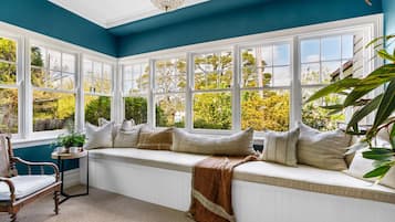 Älytelevisio, takka, työhuone