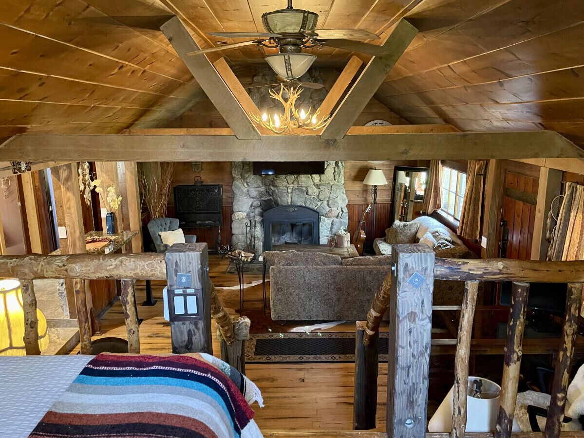 2 makuuhuonetta, työpöytä, Wi-Fi, vuodevaatteet