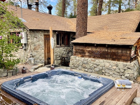 Außen-Whirlpool. Moonlight Retreat|Hot Tub, Fireplace, Walk to Village