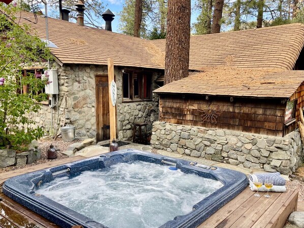 Outdoor spa tub