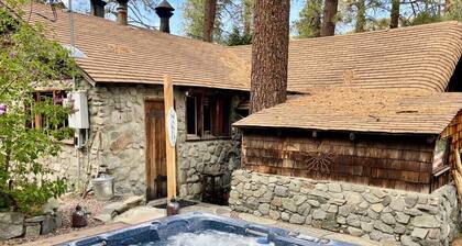 Moonlight Retreat|Hot Tub, Fireplace, Walk to Village