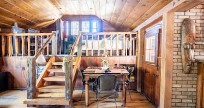 Moonlight Retreat|Hot Tub, Fireplace, Walk to Village