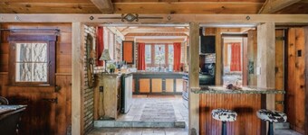 Moonlight Retreat|Hot Tub, Fireplace, Walk to Village