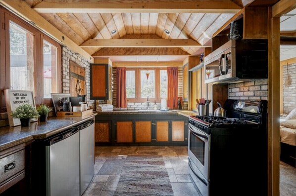 Frigorifero, microonde, forno, piano cottura