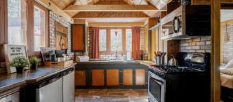 K- MR · Hot Tub, Fireplace, Wifi, Moonlight Retreat