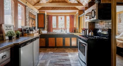 K- MR · Hot Tub, Fireplace, Wifi, Moonlight Retreat