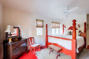 4 bedrooms, desk, iron/ironing board, travel cot - Wrightwood Chalet: Hot Tub, AC, Game Rooms, WW Chalet (Wrightwood)