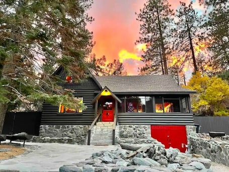 Außenbereich. Wrightwood Chalet: Hot Tub, AC, Game Rooms, WW Chalet