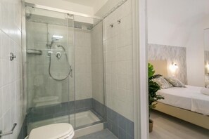 Habitación cuádruple | Baño | Amenidades de baño gratuitas, bidet, toallas 