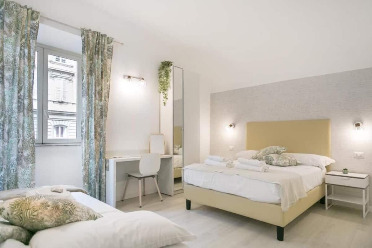 Family Room | Desk, iron/ironing board, free WiFi