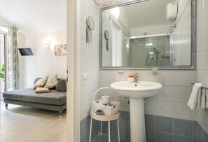 Chambre Quadruple | Salle de bain | Articles de toilette gratuits, serviettes fournies