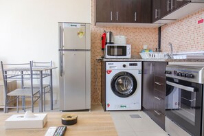 Private kitchen - Studio Apartment in Silicon Gates 4 (Dubai)