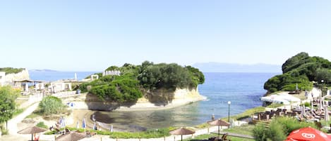 En la playa y playa de arena blanca 