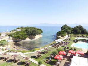 Ubicación a pie de playa y arena blanca