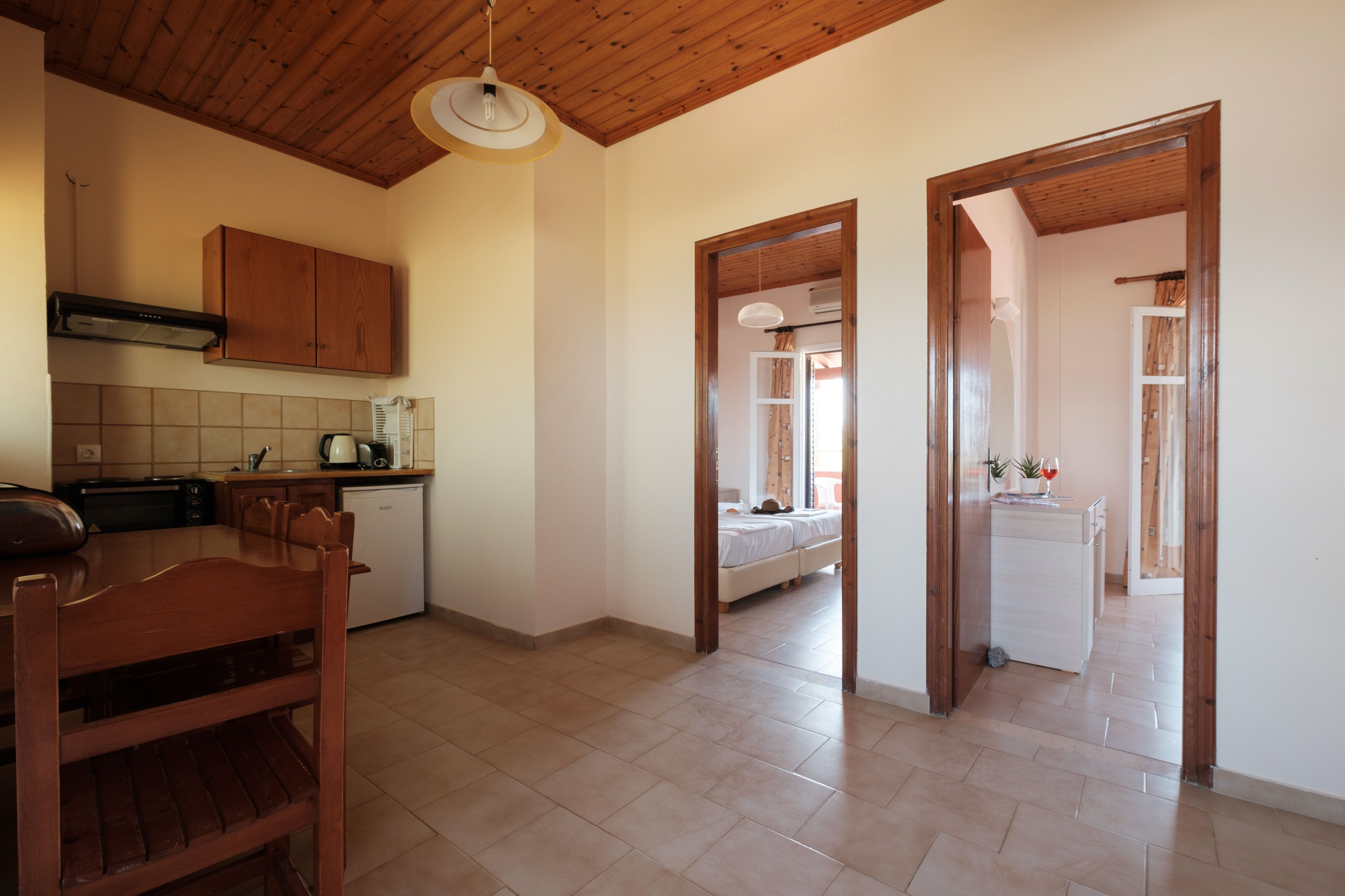 Minijääkaappi, liesi, vedenkeitin, leivänpaahdin