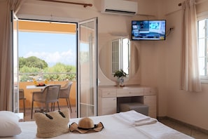 In-room safe, soundproofing, free WiFi, bed sheets