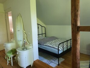 3 dormitorios, escritorio, tabla de planchar con plancha y cuna de viaje