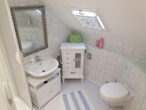 Douche, sèche-cheveux, serviettes fournies, savon