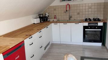 Fridge, oven, stovetop, dishwasher